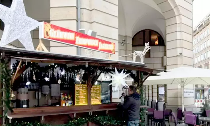 2 Glühweine oder nicht alkoholische Heißgetränke nach Wahl