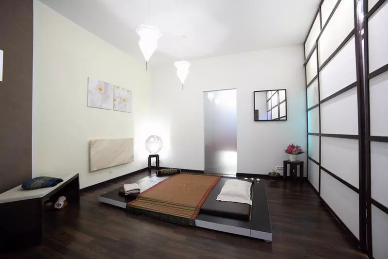 Thai-Massage mit Kräuter-Pressur