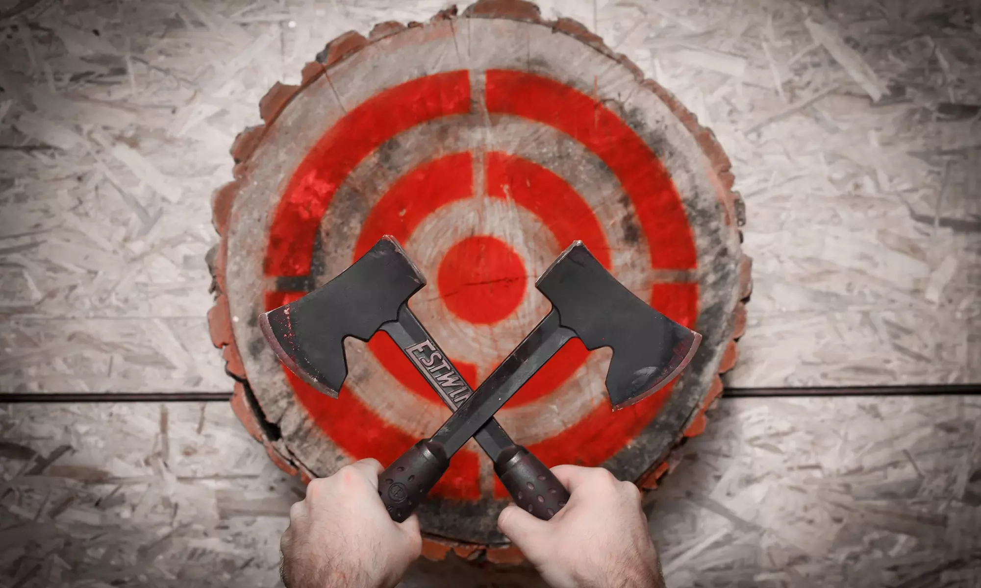 85 Min. Axt-& Messerwerfen auf bis zu 2 Bahnen für bis zu 4 Personen