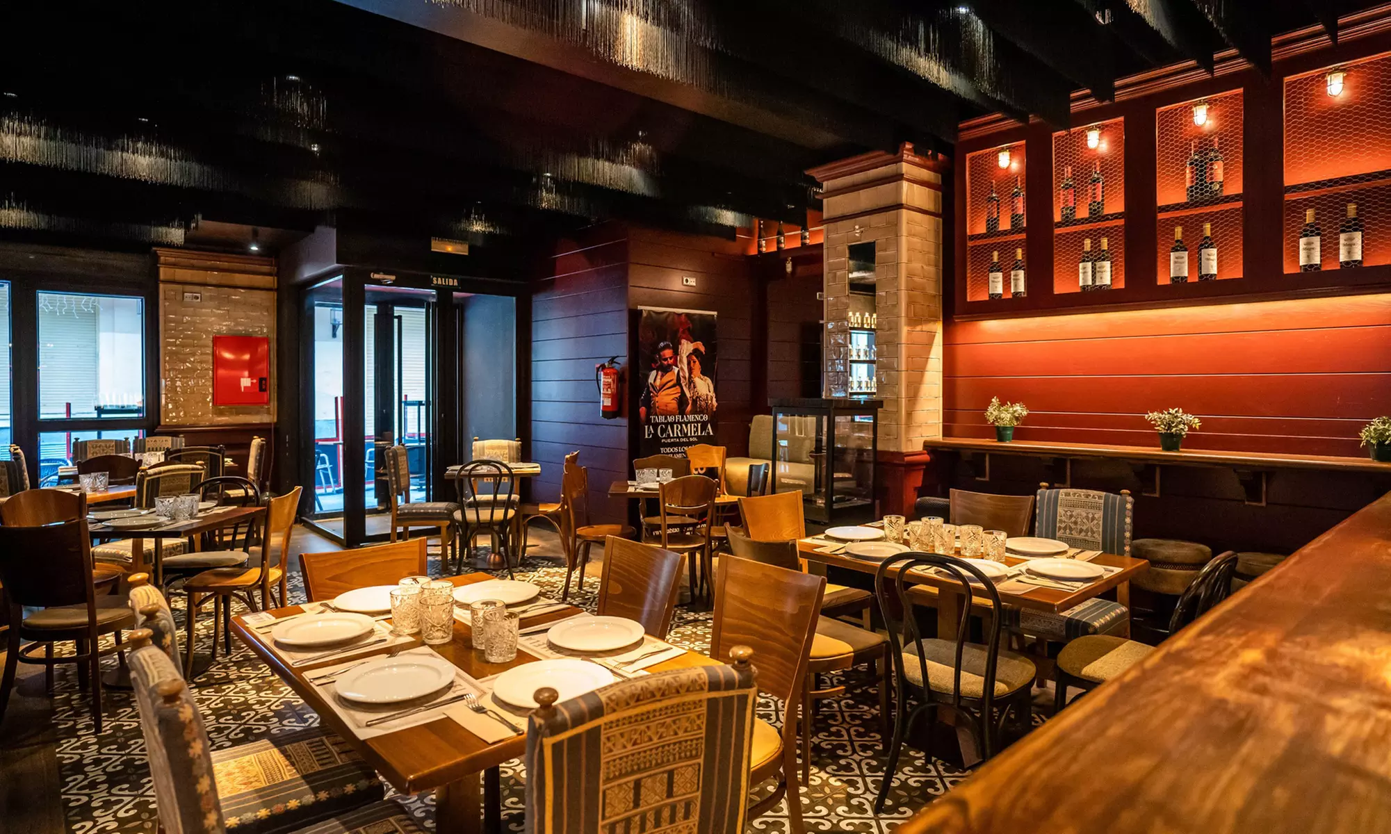 Sabores que cuentan historias: menú mediterráneo con botella de vino