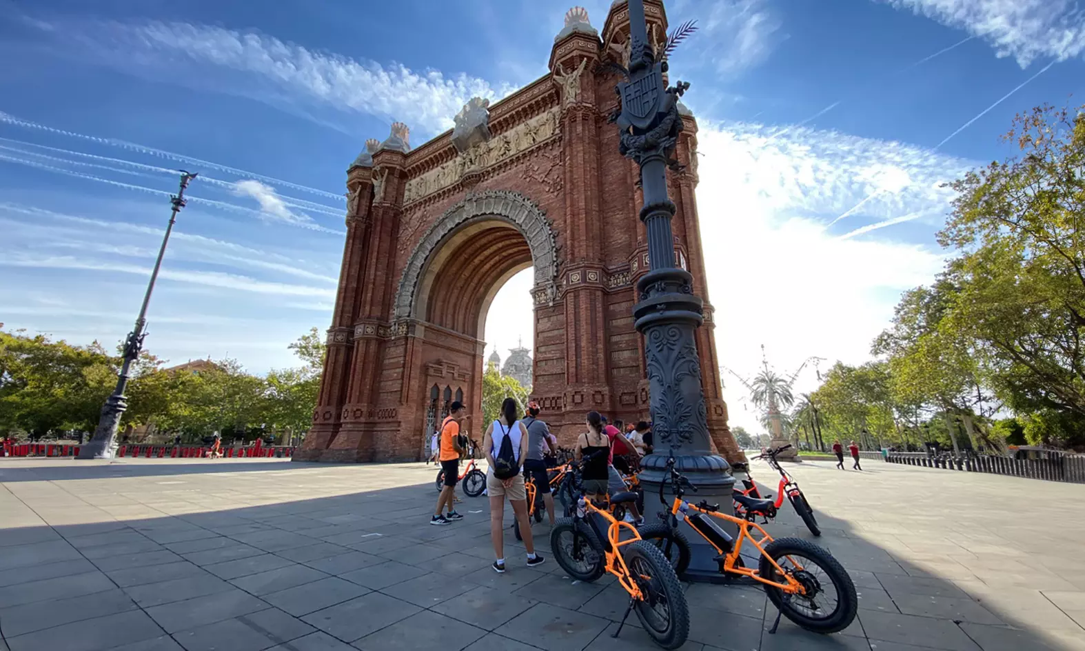 Tour guiado en bicicleta clásica o eléctrica por Barcelona