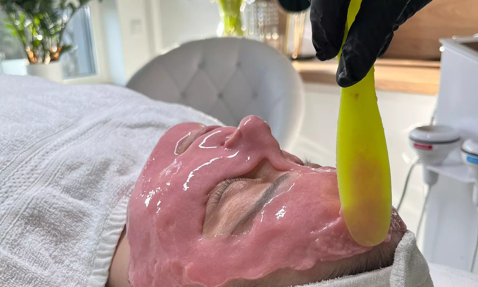 Do 80% zniżki na Zabieg na twarz - peeling w SKINTEC Laser