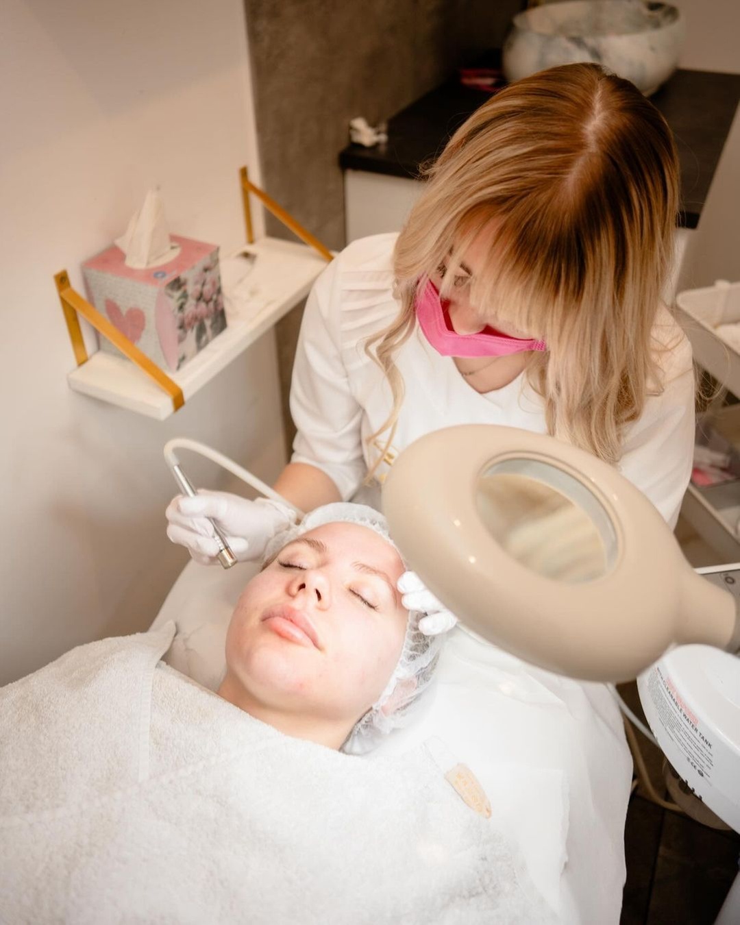 Diamant-Mikrodermabrasion für strahlende Haut und Eigenregeneration