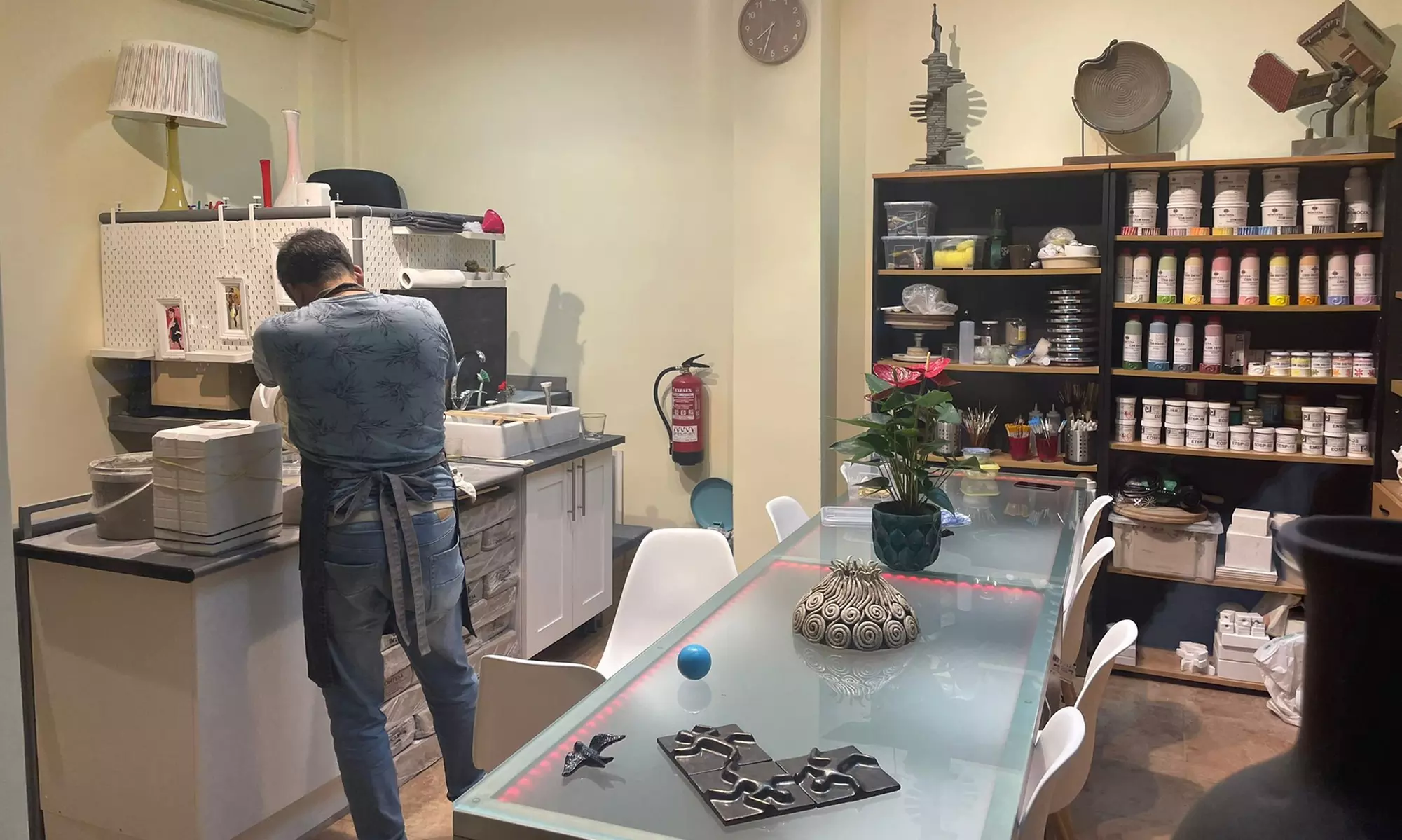 Taller de pintura cerámica con picoteo y bebida para 1 o 2 personas