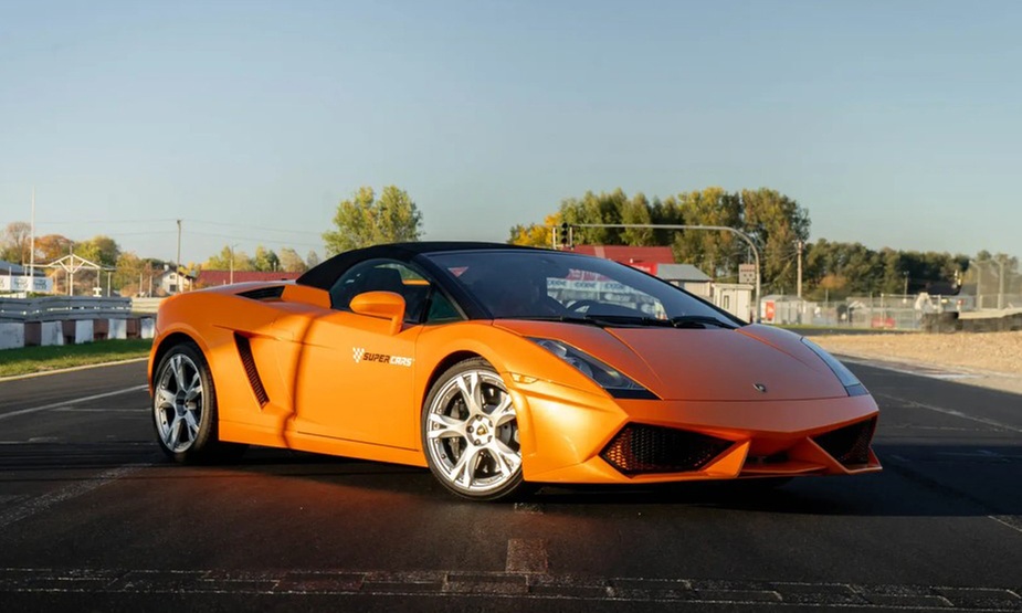 Jazda za kierownicą super auta ze szkoleniem i filmem – wiele torów