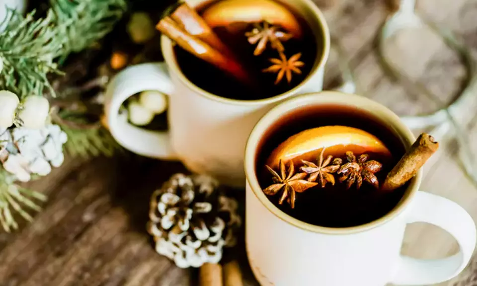 2 Glühweine oder nicht alkoholische Heißgetränke nach Wahl