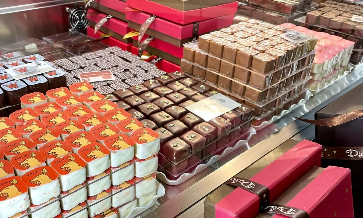 Eis-Becher, Crêpes oder Waffel nach Wahl