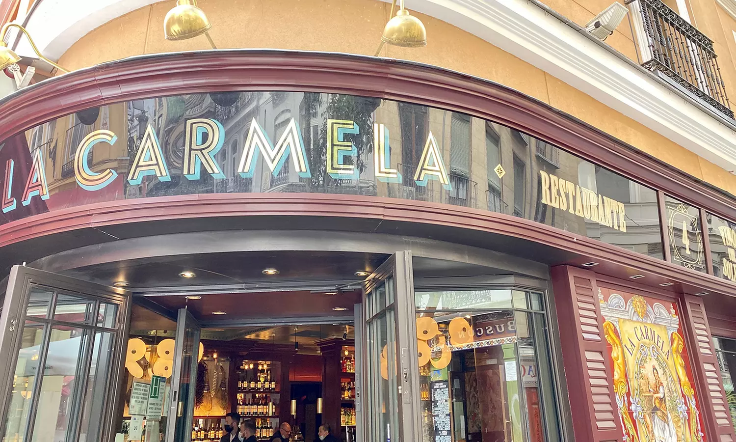 Sabores que cuentan historias: menú mediterráneo con botella de vino