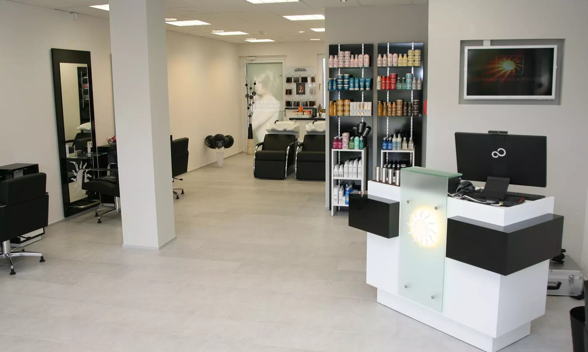 Haarschnitt mit Kur, Kopf-Massage