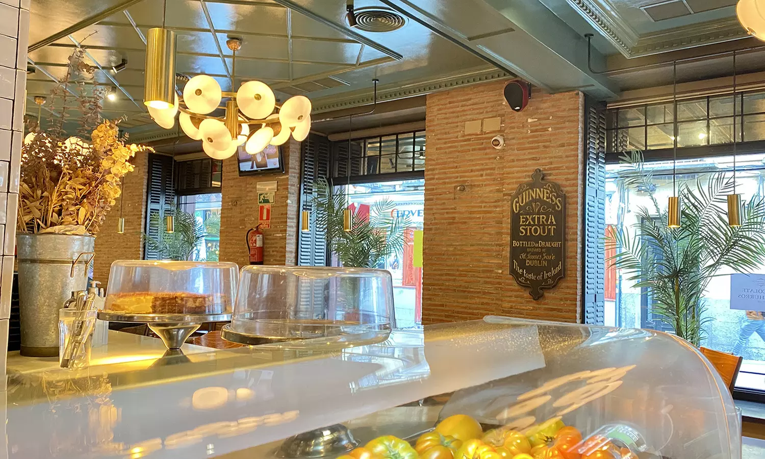 Sabores que cuentan historias: menú mediterráneo con botella de vino