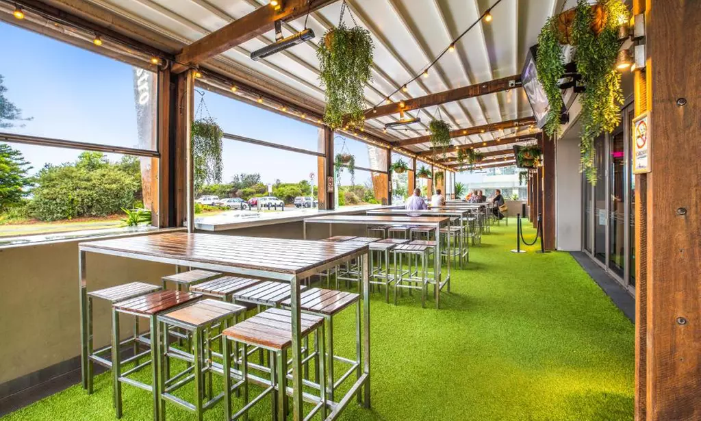 Narrabeen Beach: Studio Suite with Breakfast and Welcome Drinks