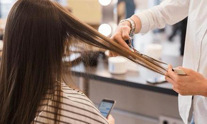 Sesión de peluquería en Sala de belleza y peluquería R. Martínez