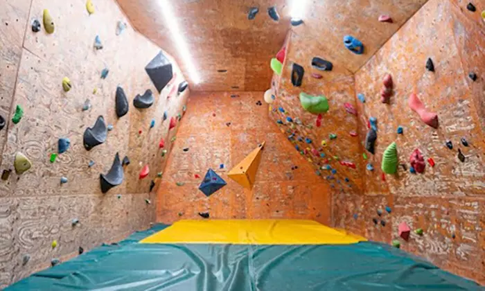 Ponte a prueba con un acceso libre a rocódromo para adultos o niños