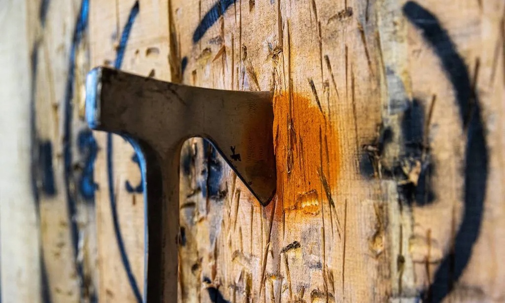 Treffe ins Schwarze: Axtwerfen auf eigener Bahn