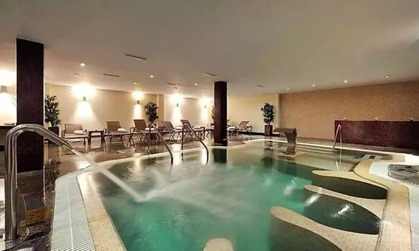 Acceso a spa para 2 con copa de cava y opción a buffet y masaje