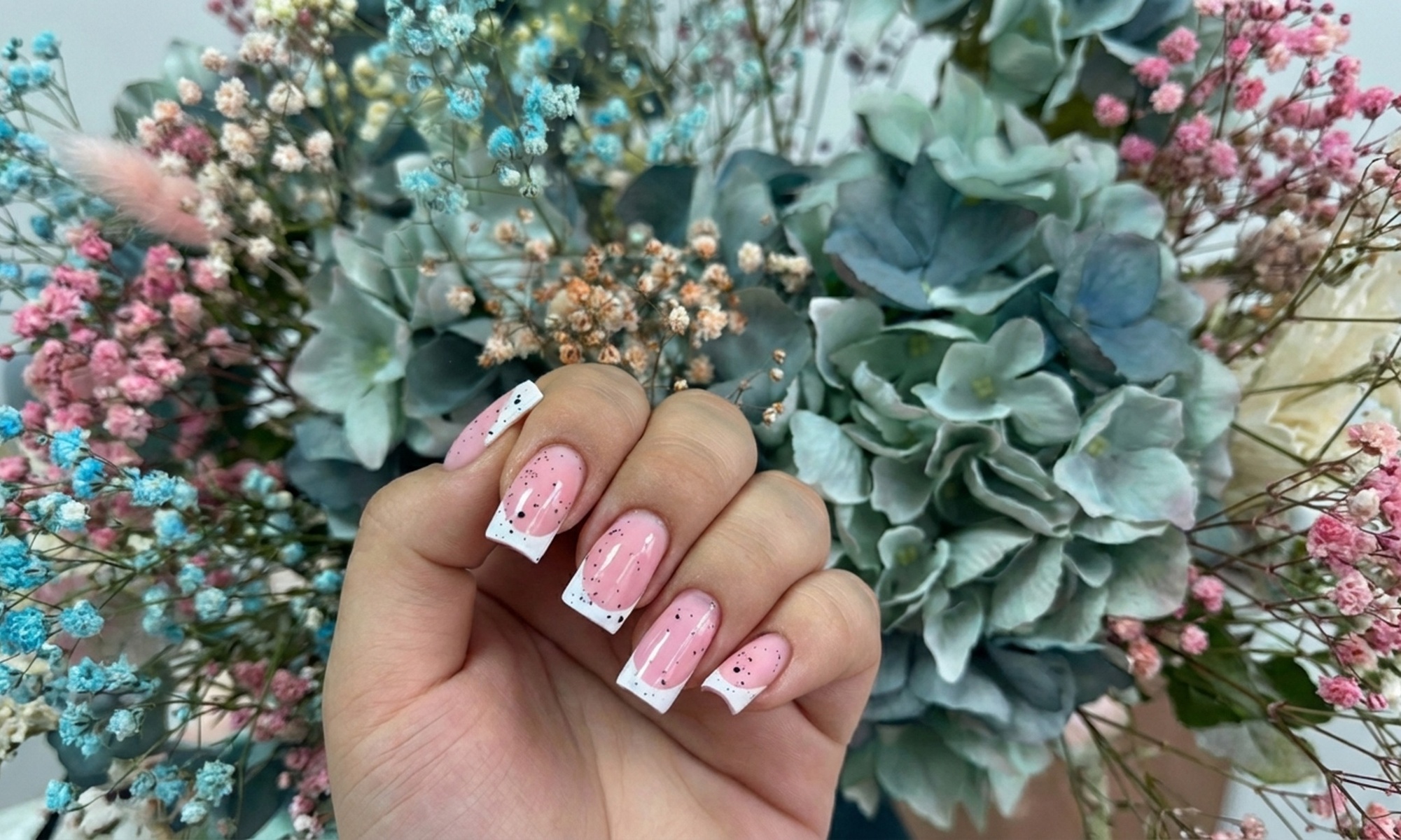 Manicure hybrydowy i pedicure kwasowy z malowaniem lakierem hybrydowym