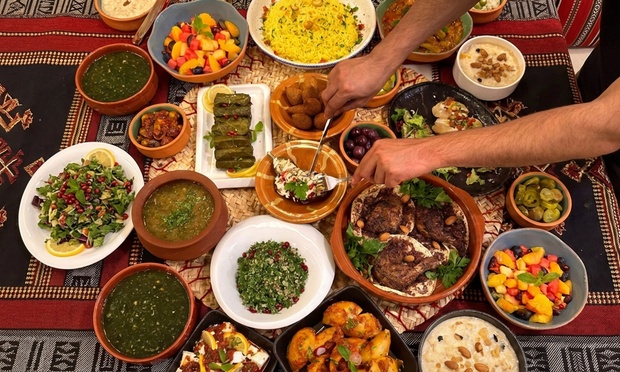 A lavish Ramadan Iftar buffet spread with traditional Arabic dishes and refreshing beverages.