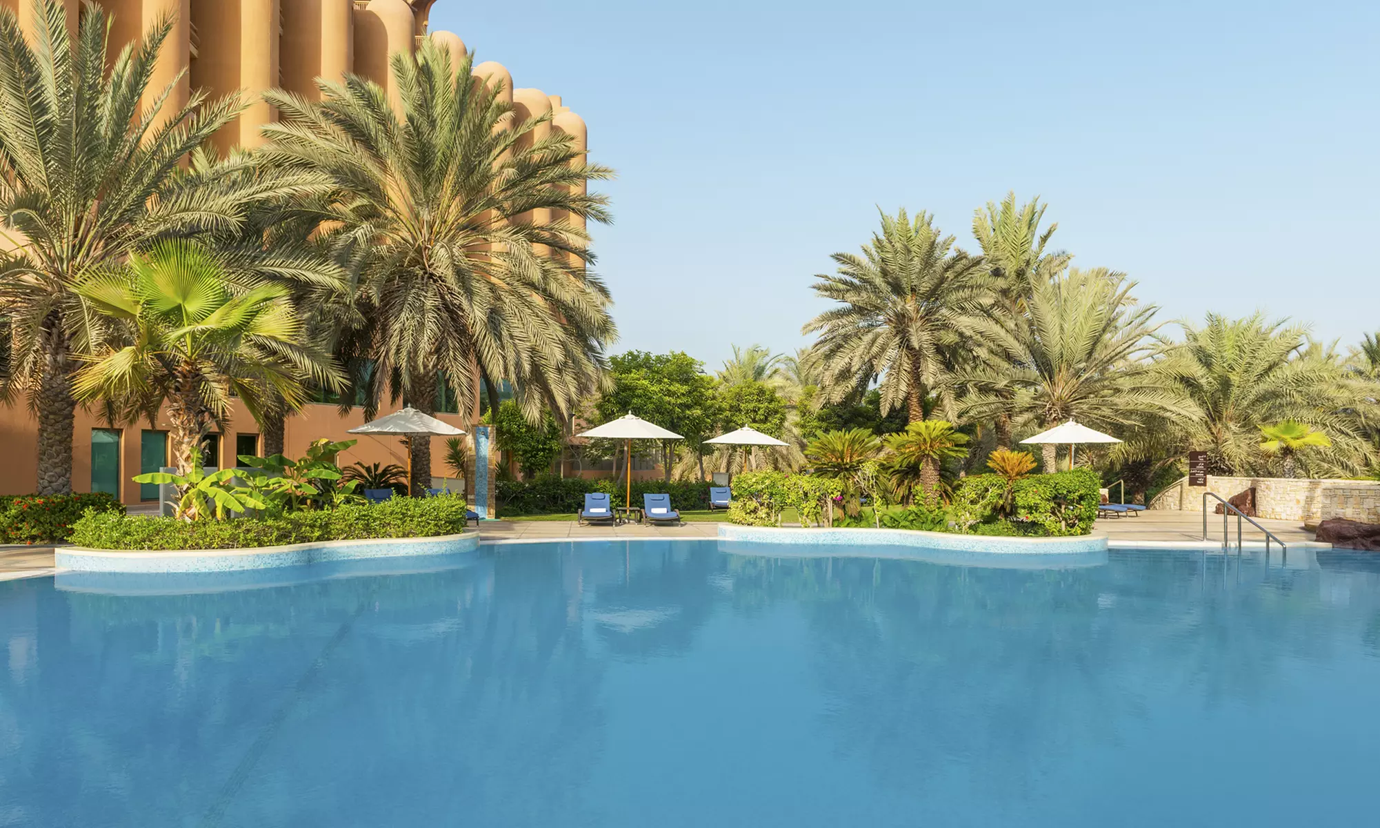 Free Flowing Beverages & 4-Course Set Menu