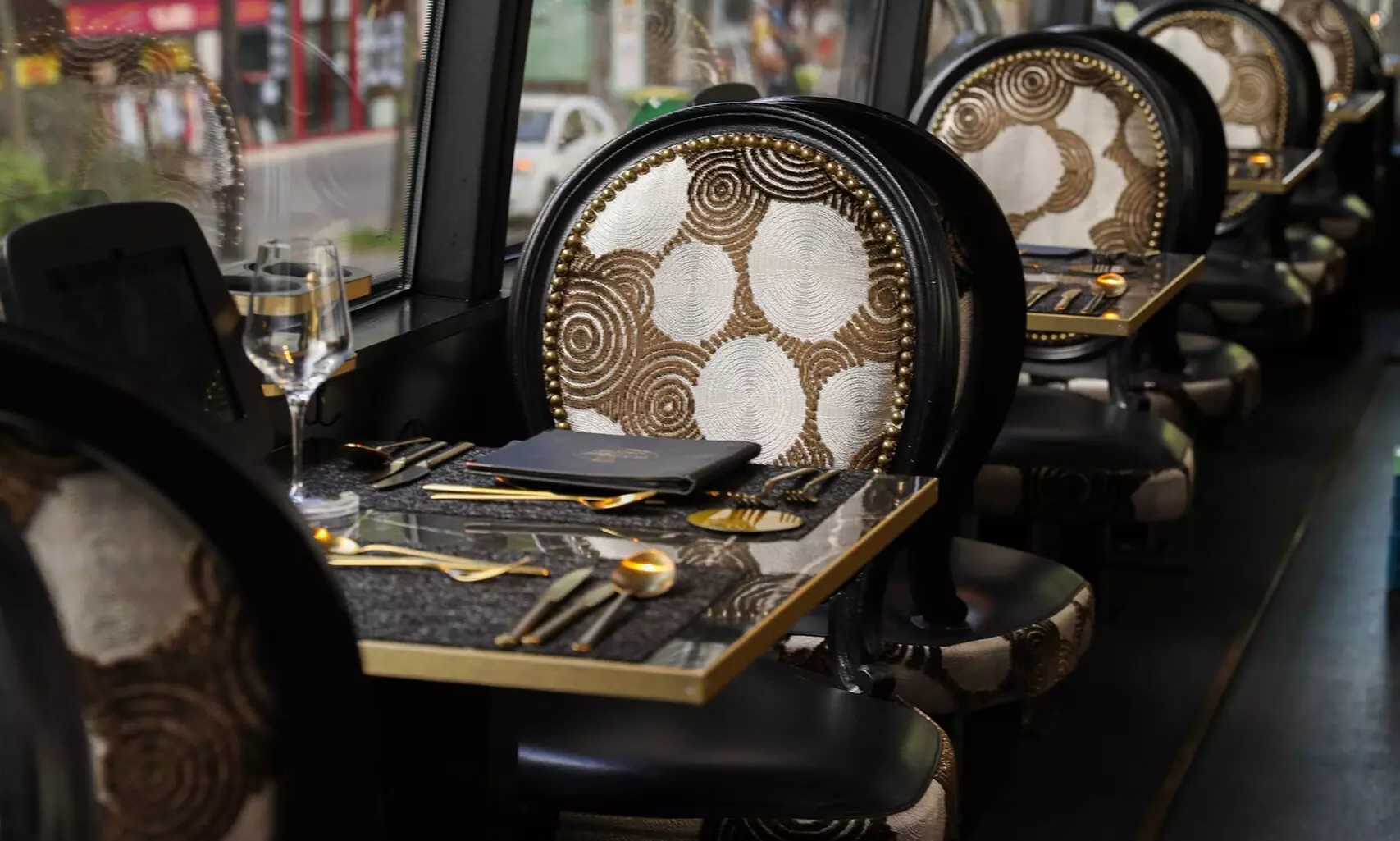 Déjeuner ou dîner à bord du bus toqué Champs-Élysées ou St-Germain