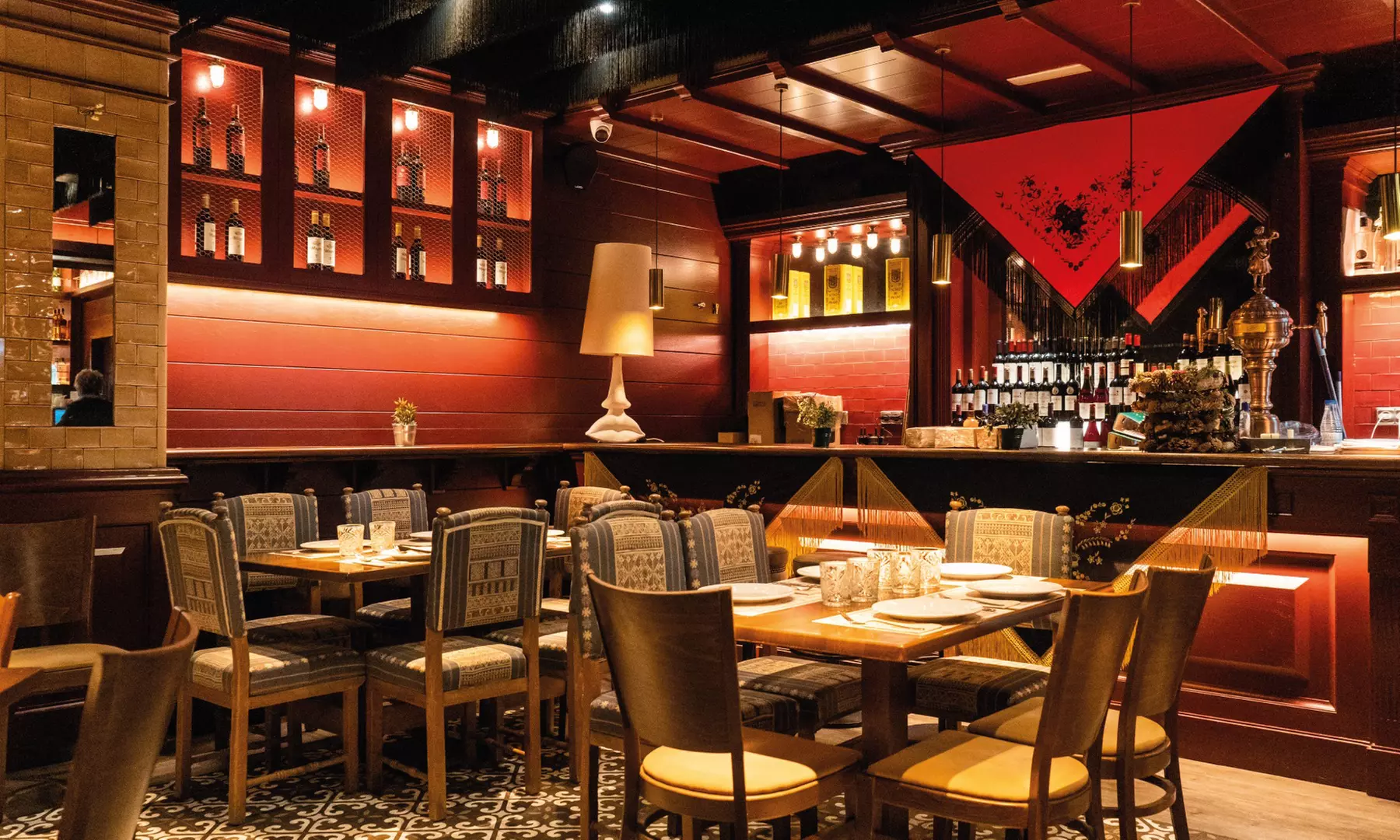 Sabores que cuentan historias: menú mediterráneo con botella de vino