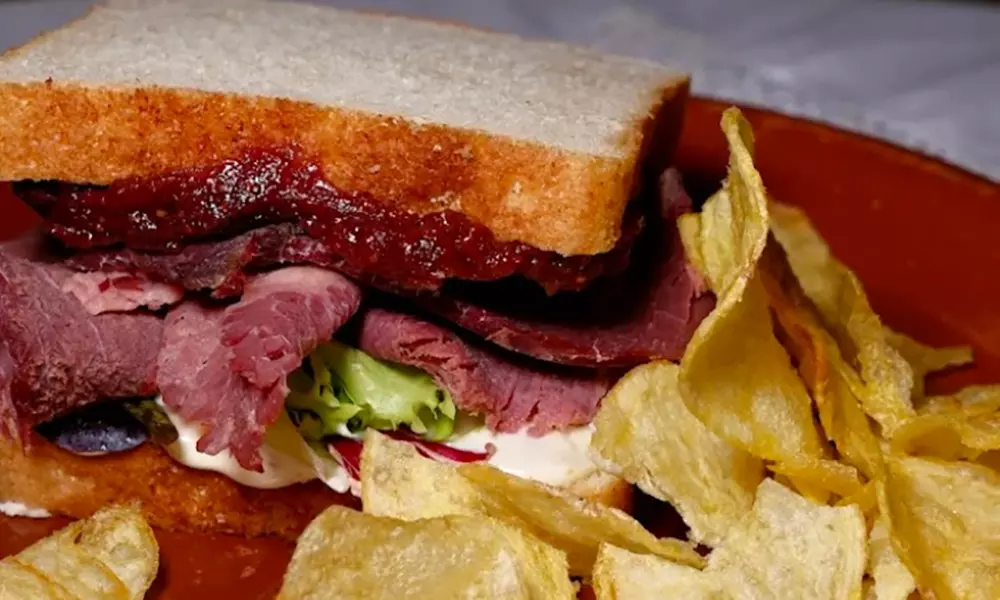 Brunch con platos salados, bowls de yogur, bebidas calientes y zumos