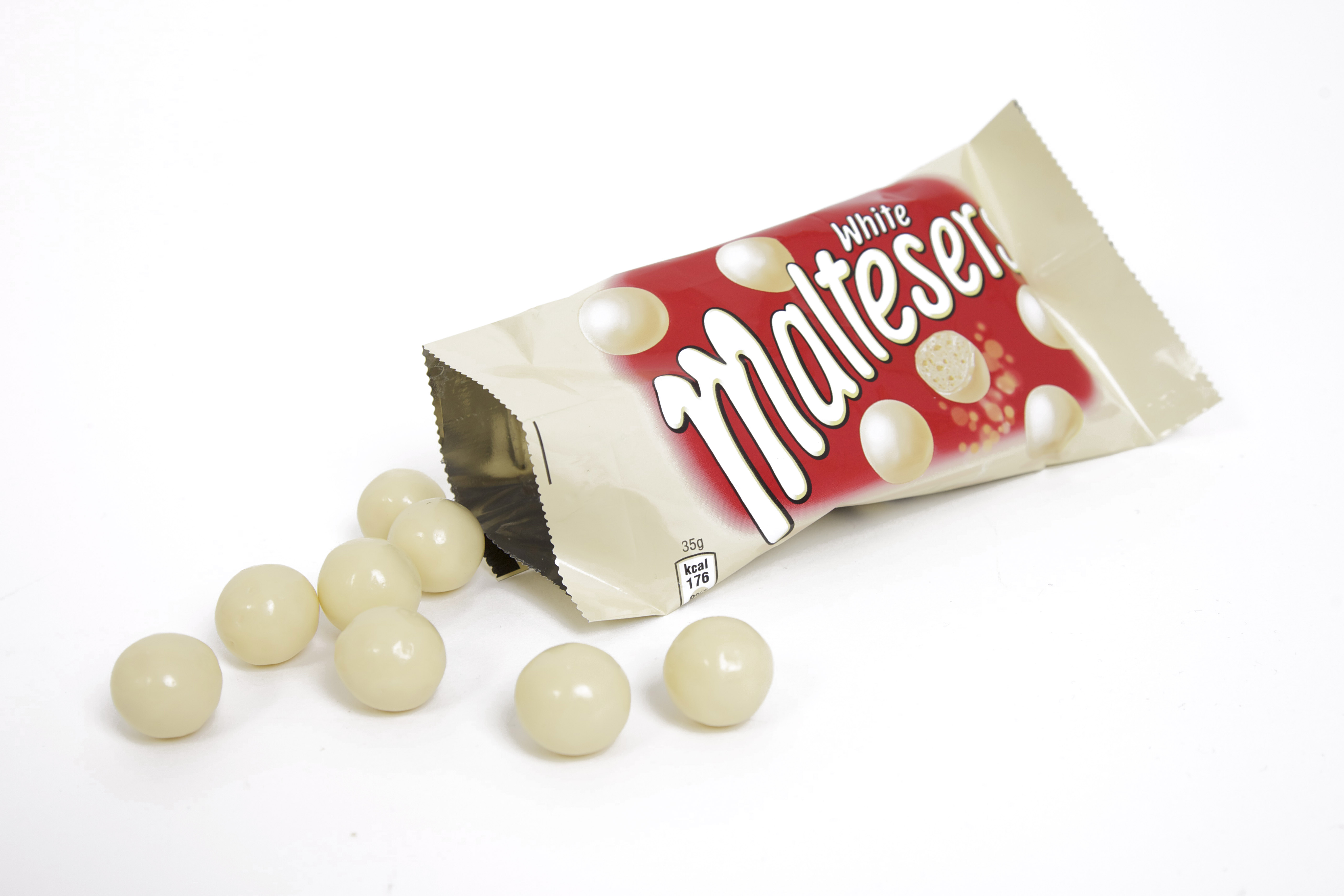 Конфеты в красной упаковке Maltesers