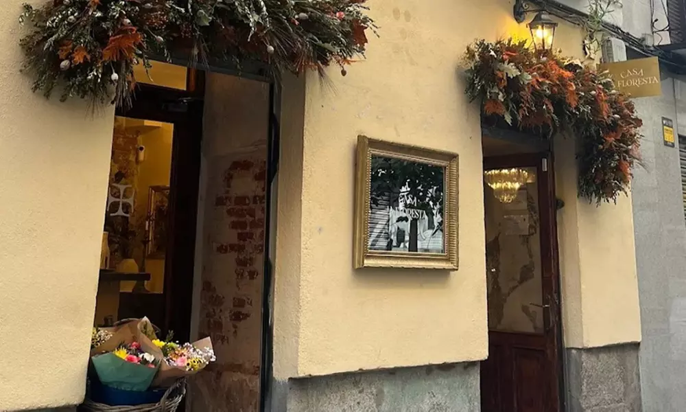 Brunch con platos salados, bowls de yogur, bebidas calientes y zumos