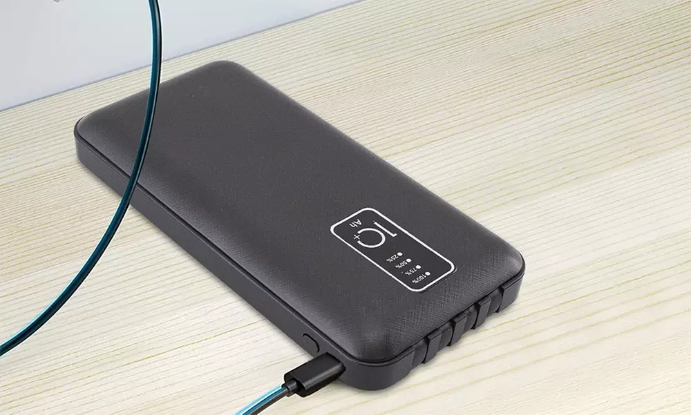 Powerbank 20000 mAh mit 4 Ladekabeln