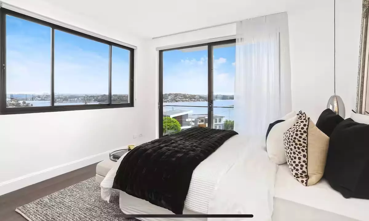 Kyle Bay: 1-Night Luxury Waterside Escape for 8 People with Wine