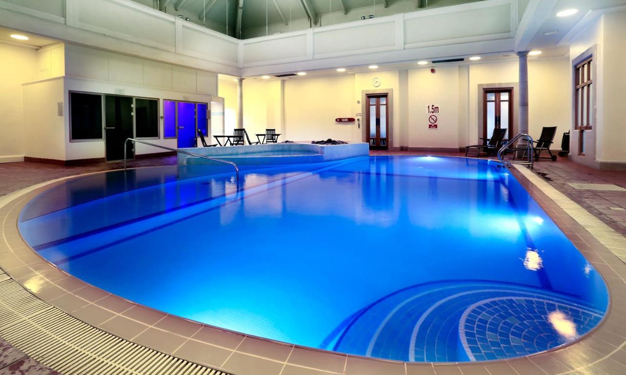 Hampshire: Spa Stay for 2 with Breakfast, Prosecco & More