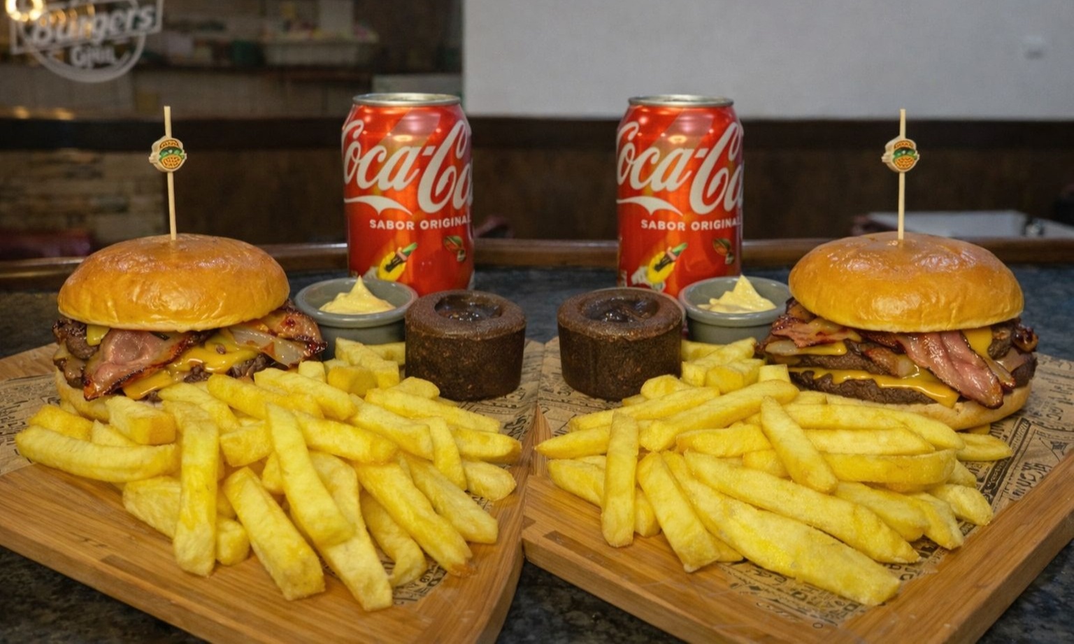 Menú de hamburguesa con patatas, postre y bebida para 2 o 4 personas