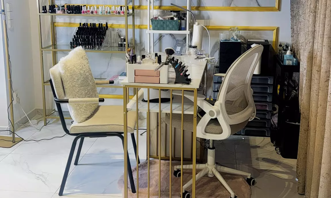 Verzorgde nagels: mini of signature luxe manicure