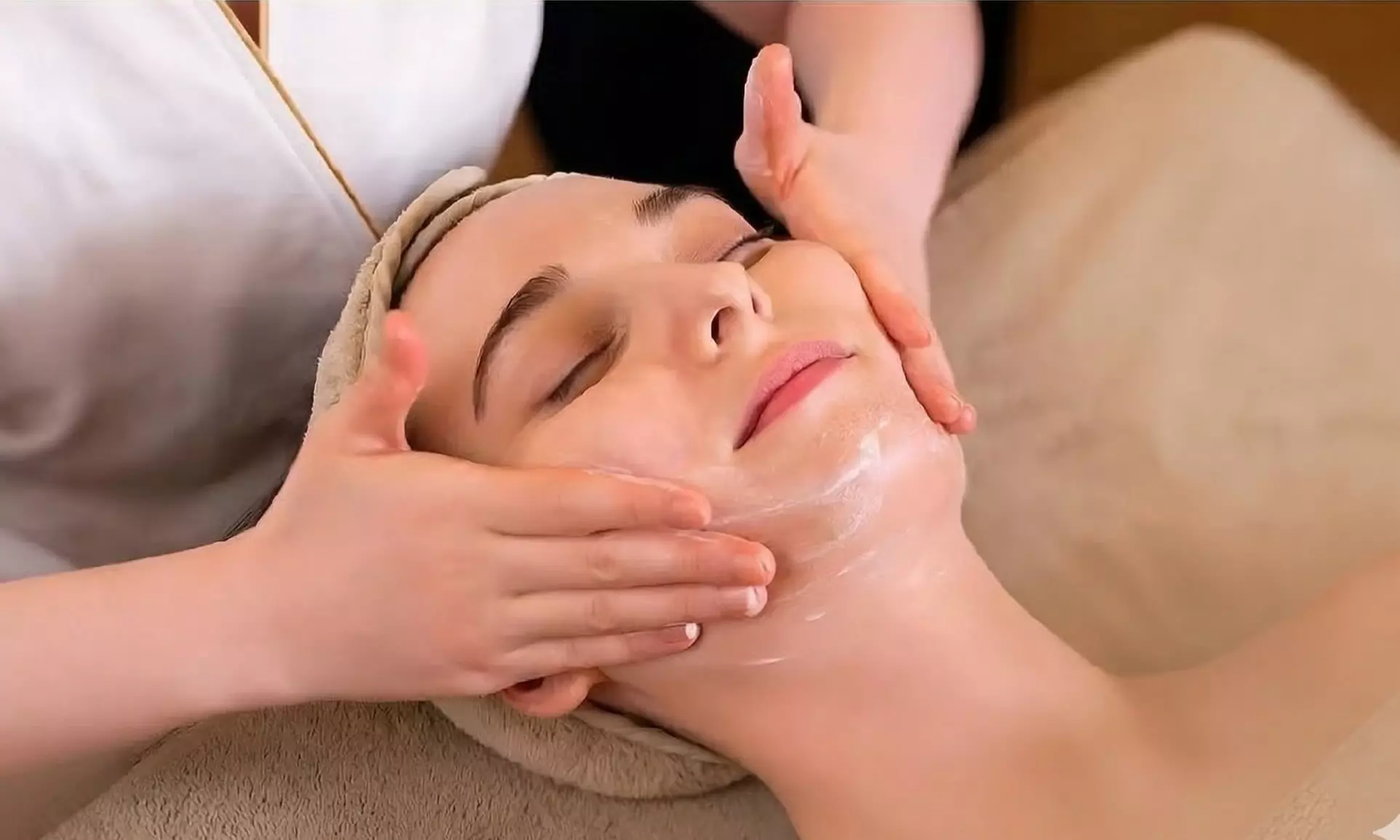 Massage facial Kobido pour un effet repulpant et une détente profonde