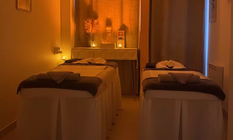 Masaje oriental de Filipinas en pareja con copa de cava y bombones