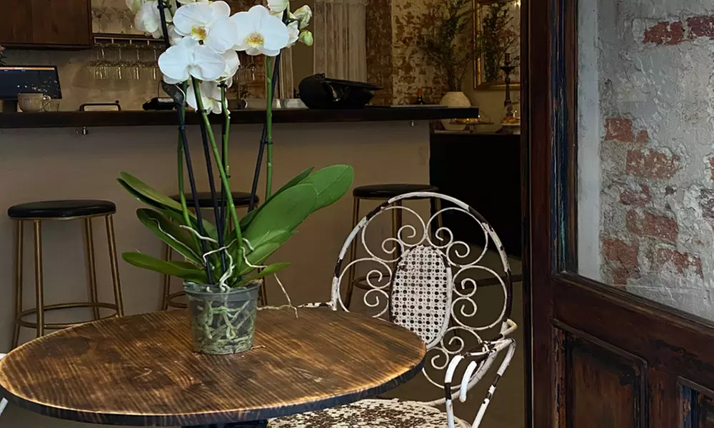 Brunch con platos salados, bowls de yogur, bebidas calientes y zumos