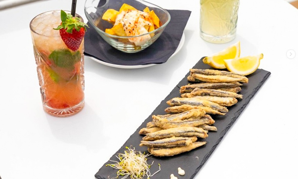 Plan Beach frente al mar con tapas bebidas y postre