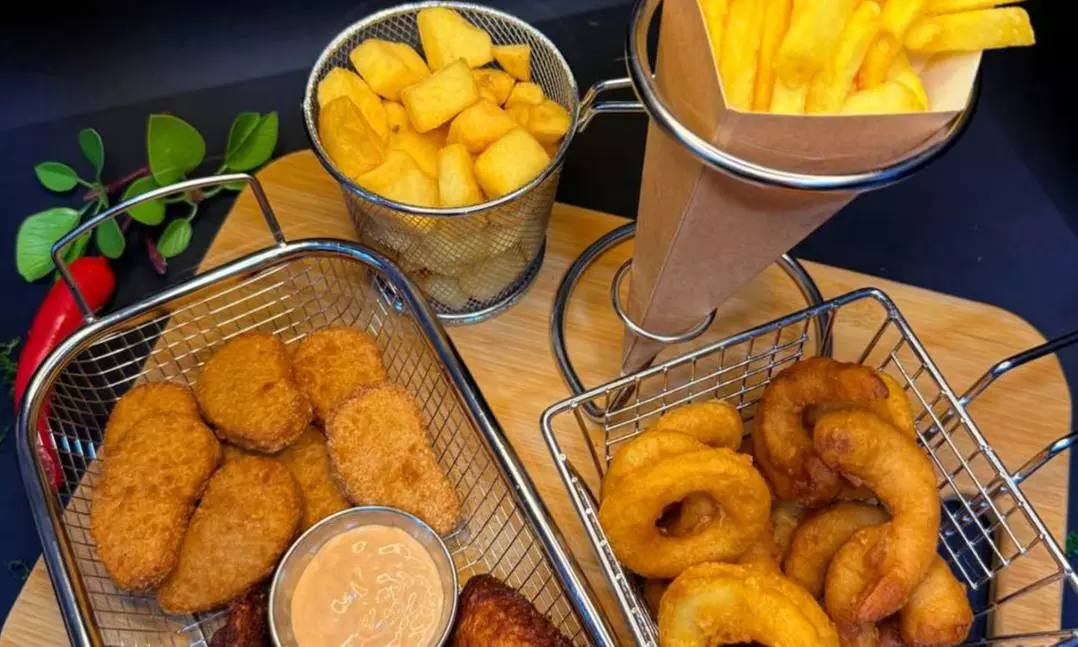 Menú de pizza o hamburguesa con patatas y bebida para 2 o 4 personas