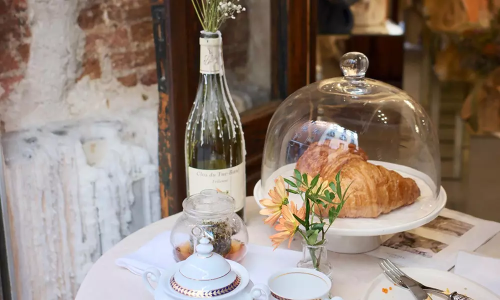 Brunch con platos salados, bowls de yogur, bebidas calientes y zumos