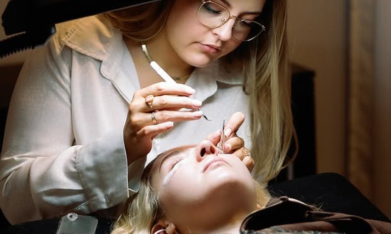 Get Full Sets Classic, Hybrid, or Volume Eyelash Extensions