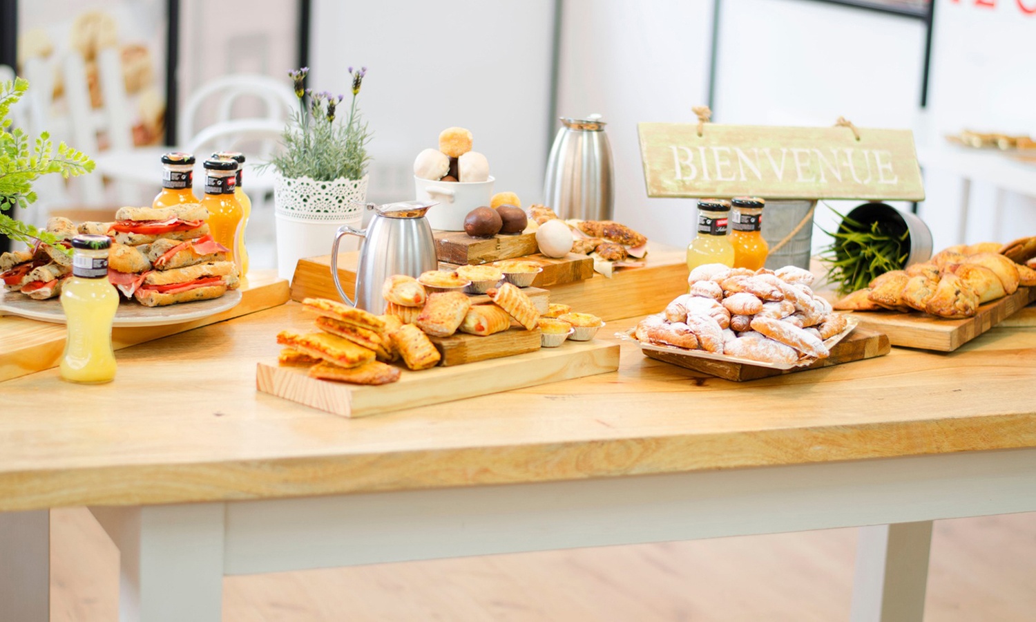 Servicio de catering para 12 o 24 personas con piezas saladas y dulces