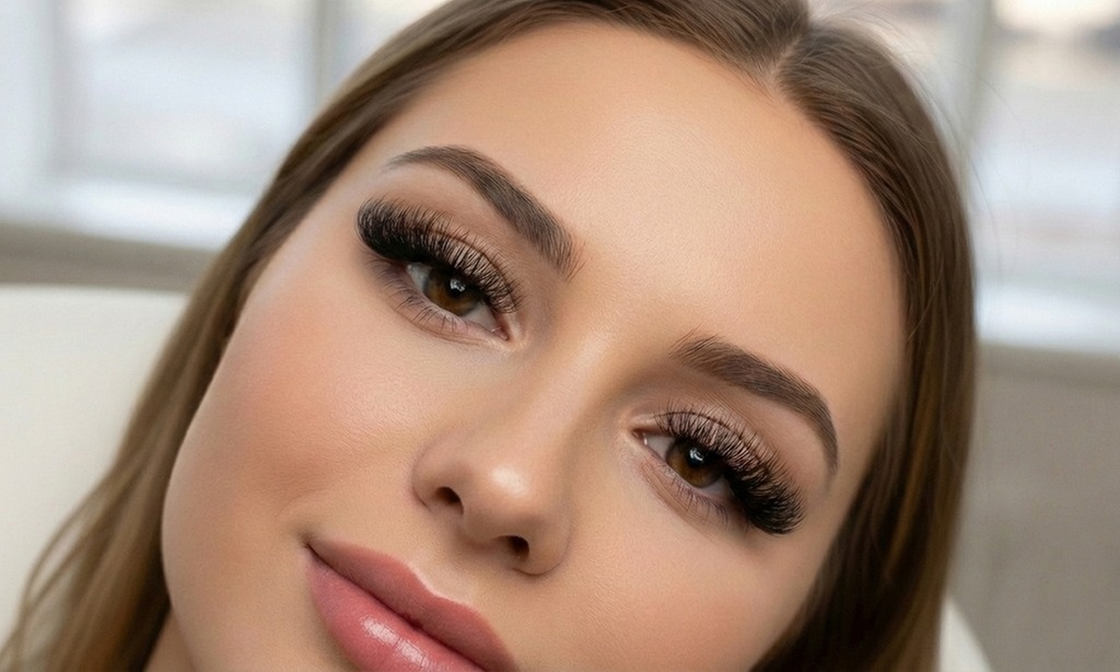 Extensiones de pestañas con volumen a elegir, con cuidado de cejas