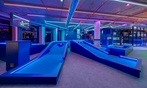 Plaisir pour tous : mini-golf, fléchettes, shuffleboard ou color fun