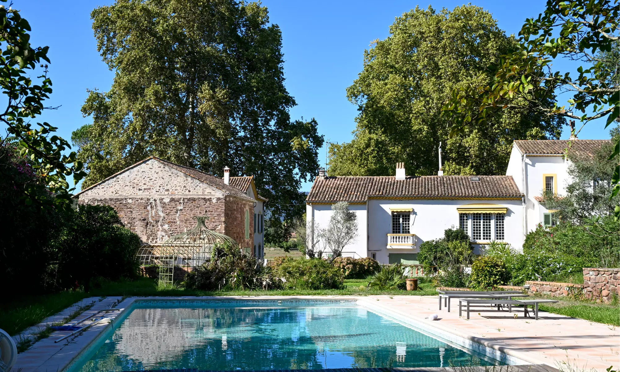 Var, Saint-Raphaël : 1 nuit en chambre double, option pdj et modelage