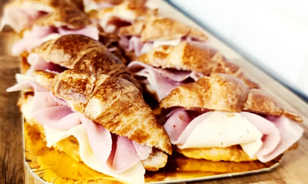 Catering para 15-20 o 30-35 personas con salados y dulces variados