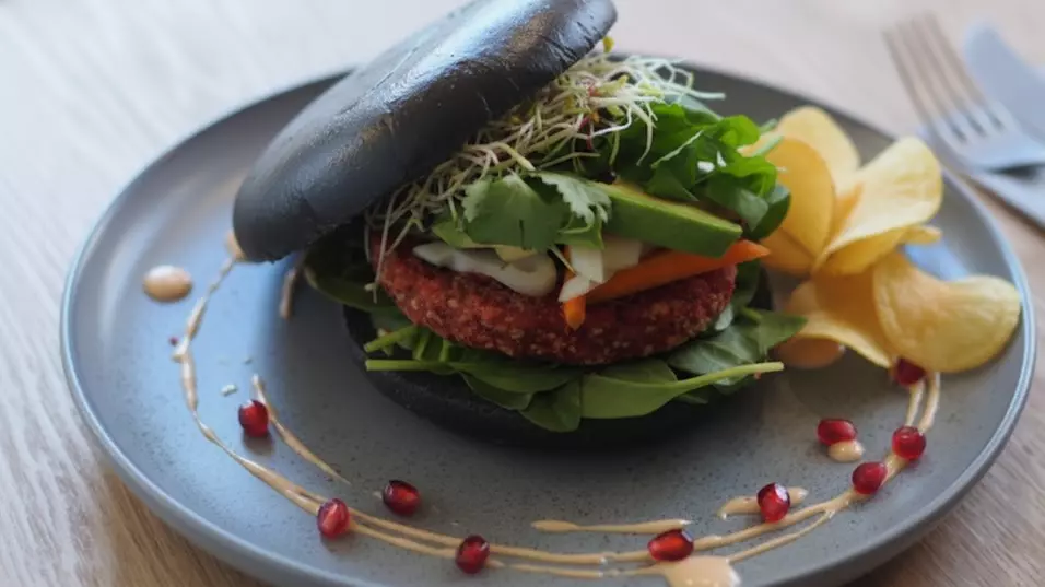 Veganer Black/Red Burger inkl. Saft oder Schorle für 1 oder 2 Personen