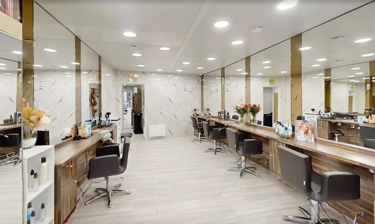 Formule shampoing, coupe, brushing avec couleur et balayage en option