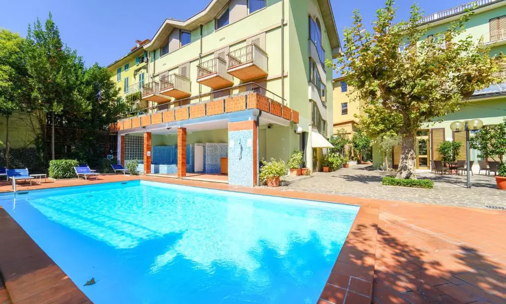 Montecatini Terme: camera doppia con colazione o mezza pensione