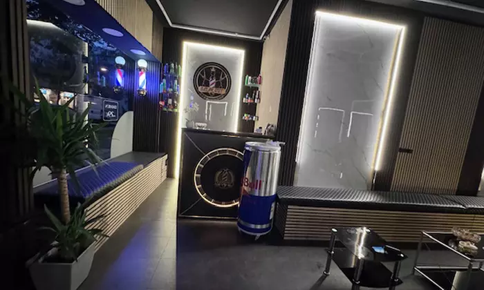 Haarschnitt für alle Haarlängen optional mit Ansatzfarbe oder Strähnen