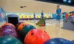 Partida de bolos con palomitas y bebida en Bowling Alcalá