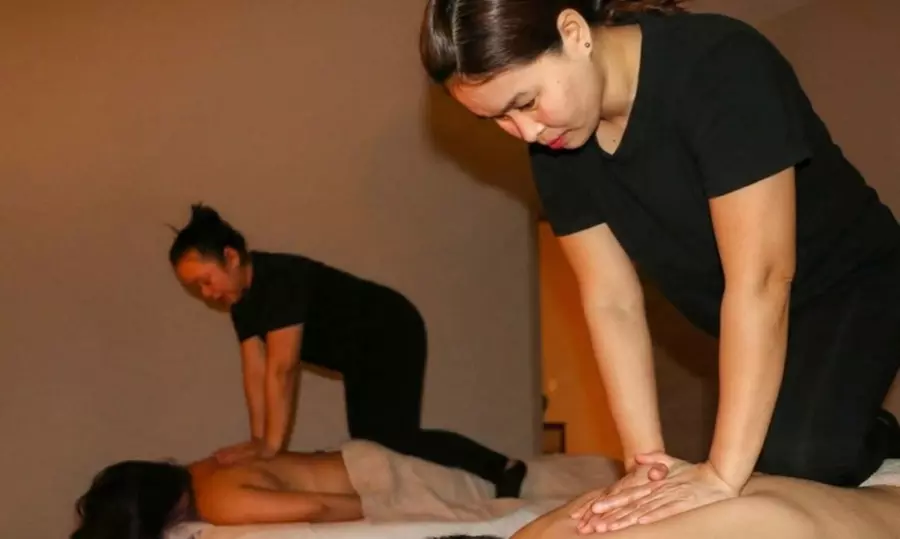 Masaje tradicional oriental filipino en pareja con té y chocolate